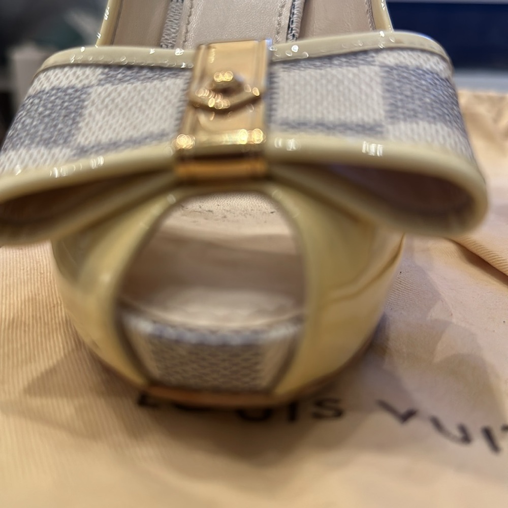 Louis Vuitton Cream Patent Leather and Damier Azur Canvas Damia Peep Toe Pumps - Picture 7 of 8